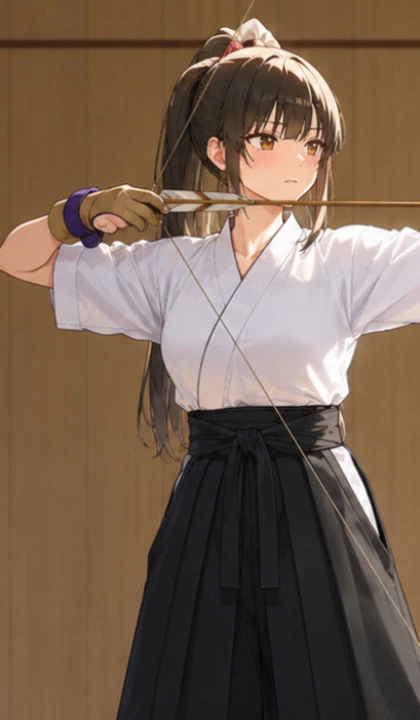 春菜身着白色弓道服与深色袴,在木质练习场内拉弓