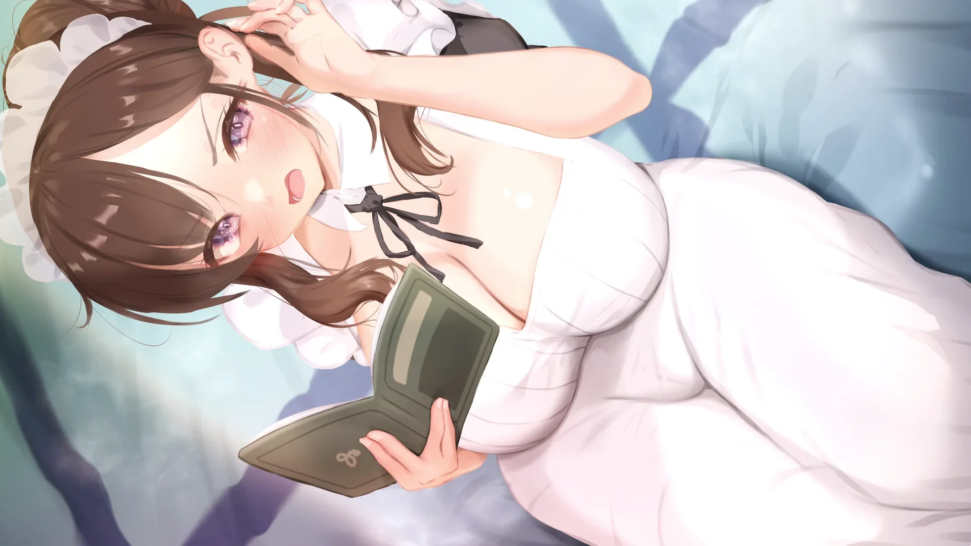 身穿白色女仆服的棕发女性侧卧在蓝色坐垫上阅读