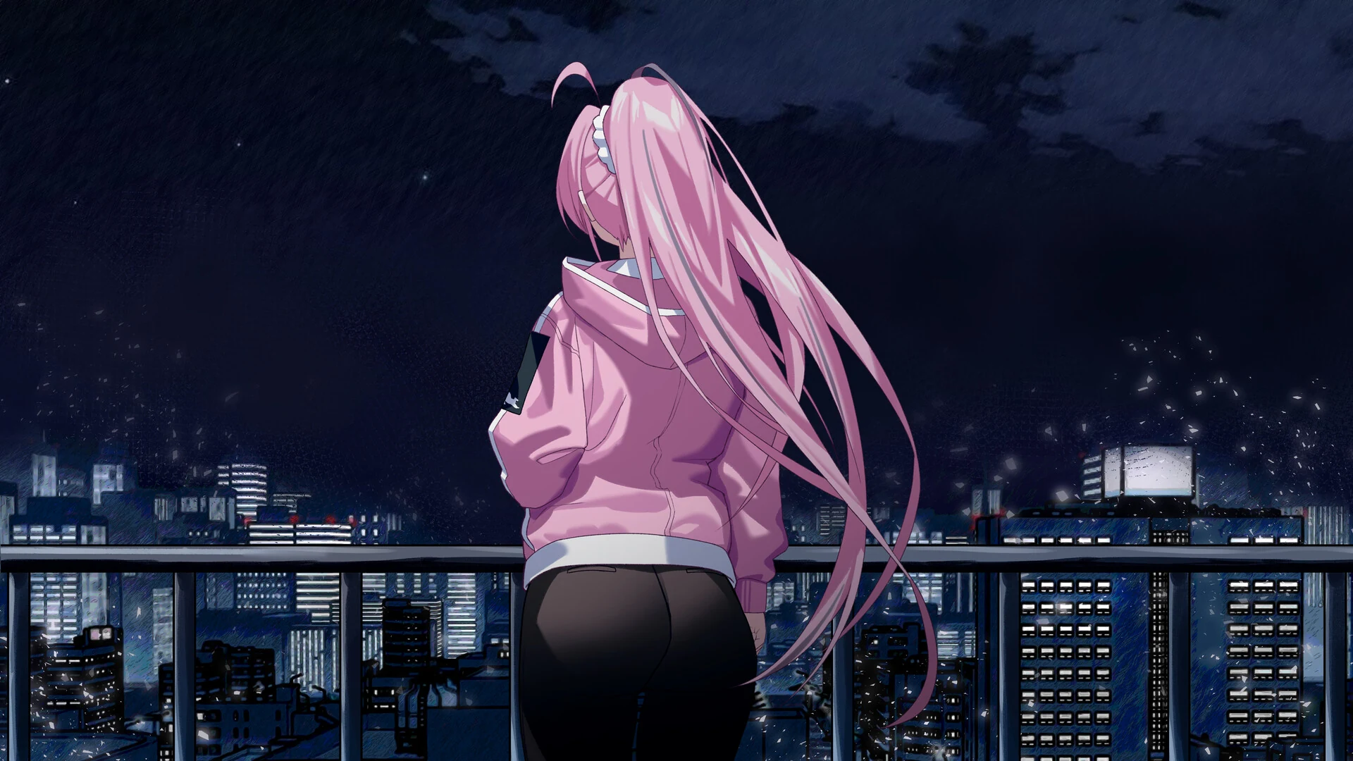 夜色中,粉发少女穿着连帽外套站在城市天台的栏杆前