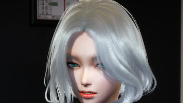 银色短发女性在室内的面部特写